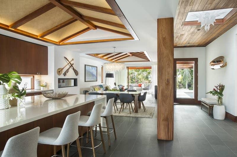 9. Pilar Kayu, Plafon Kayu, dan Skylight